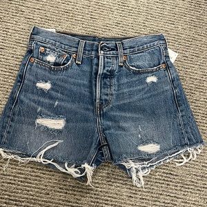Levi’s distressed denim jean shorts 25
